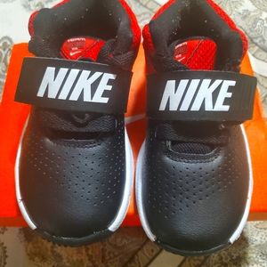 Nike Team Hustle d8 boys shoes